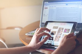 インターネットで